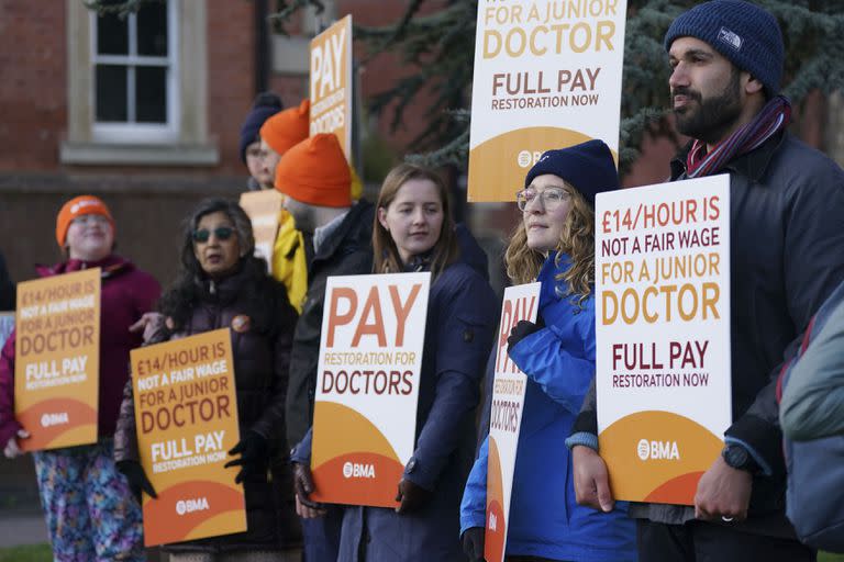 Doctores jóvenes del NHS forman una línea de piquetes en el exterior de la Leicester Royal Infirmary durante una huelga de 96 horas por motivos salariales, en Leicester, Inglaterra, el 11 de abril de 2023. (Jacob King/PA vía AP)