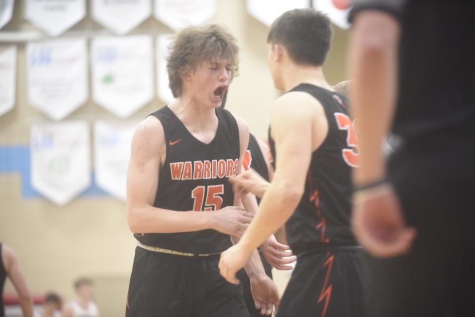 Washington guard Cole Peterson celebrates with teammates on his way to the bench on Jan. 27, 2022.