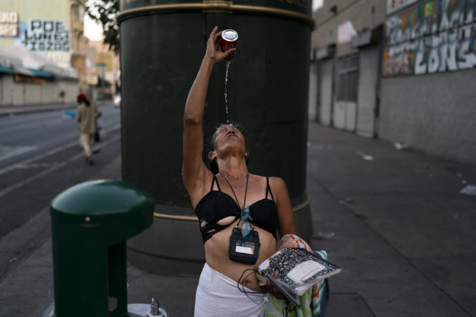 Dolores Flores, una adicta indigente de 57 años, se baña utilizando una lata de refresco que llenó de agua de un bebedero en el área de Skid Row, el jueves 21 de julio de 2022, en Los Ángeles. El abuso de narcóticos puede ser una causa o un síntoma de indigencia. Ambos también pueden entremezclarse con las enfermedades mentales. Un informe de 2019 elaborado por la Autoridad de Servicios para Indigentes de Los Ángeles halló que aproximadamente una cuarta parte de todos los adultos sin hogar en el condado Los Ángeles tenían enfermedades mentales y 14% padecía un trastorno por consumo de sustancias. En ese análisis sólo fueron incluidas personas que tenían una enfermedad grave permanente o de largo plazo. En una interpretación más amplia de los mismos datos, el periódico Los Angeles Times halló que aproximadamente el 51% sufrían enfermedades mentales y 46% padecían trastornos por el abuso de sustancias. (AP Foto/Jae C. Hong)