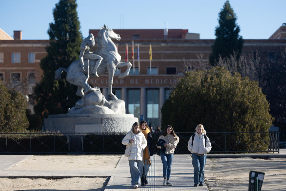 Varias personas en la Universidad Complutense de Madrid, el 15 de diciembre de 2023 en Madrid, España.  (Foto de Eduardo Parra/Europa Press vía Getty Images)