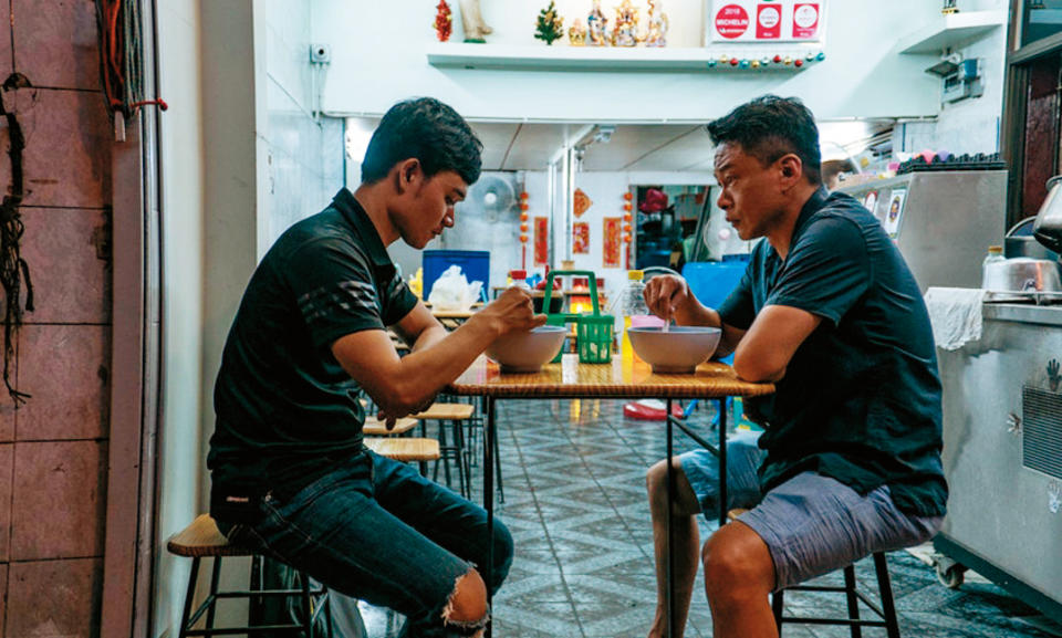 《日子》劇照，李康生（右）亞儂（左）在曼谷相遇。