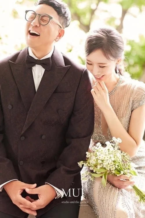 吳昌勳（左）2019年與小13歲的圈外女友結婚。翻攝吳昌勳IG