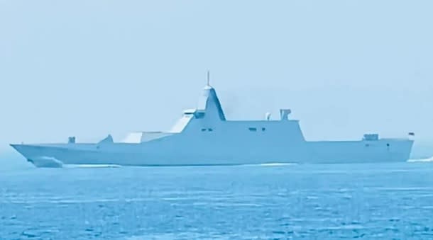 近期一艘疑似隱形護衛艦的解放軍新船艦海試的照片引起軍事愛好者的關注，不過有資深軍事迷認為，那應該只是一艘「綜合測試平台」。   圖：翻攝自 零度 Military