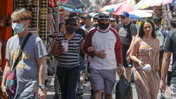 PHOTO: Shoppers, some wearing masks, visit in a market, July 14, 2022 in Los Angeles, during the COVID-19 pandemic. (Los Angeles Times via Getty Images, FILE)