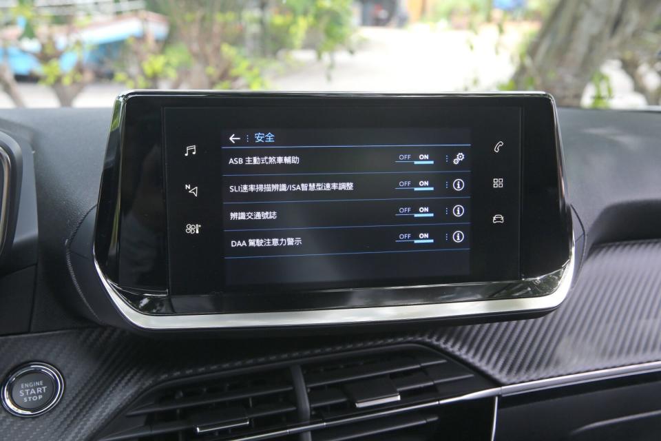 7吋全彩觸控螢幕音響通訊系統，提供Apple CarPlay及Android Auto手機連結功能。
