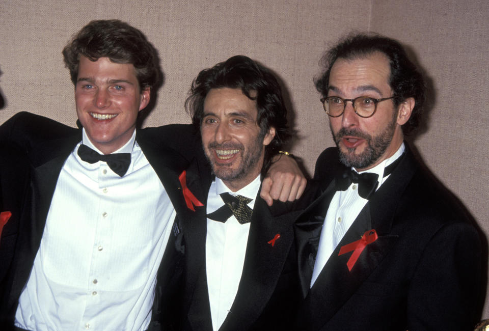 Chris O'Donnell, Al Pacino y el director Martin Brest (Foto de Ron Galella/Ron Galella Collection vía Getty Images)
