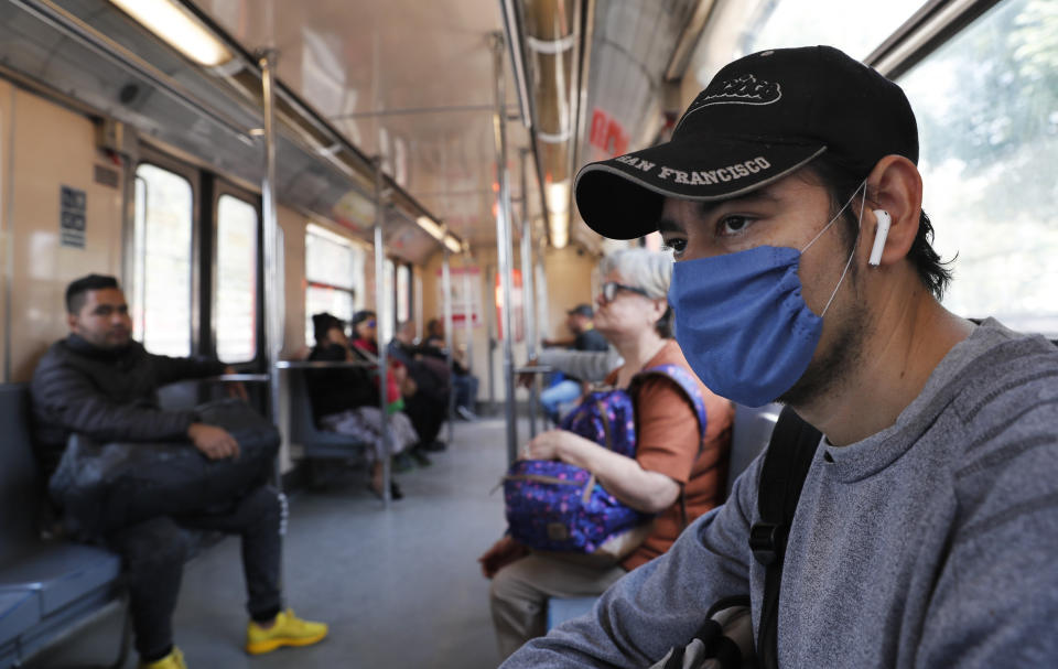 Un hombre usa una mascarilla protectora como medida de precaución de salud en un vagón del metro de la Ciudad de México, el viernes 28 de febrero de 2020. (AP Foto/Marco Ugarte)