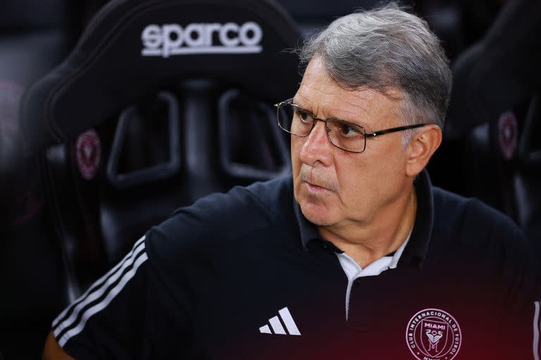 El entrenador de Inter Miami, el argentino Gerardo Martino, se refirió al estado físico de Messi, quien se ausentó en los últimos tres partidos por una molestia muscular, como una situación a evaluar “día a día”. 