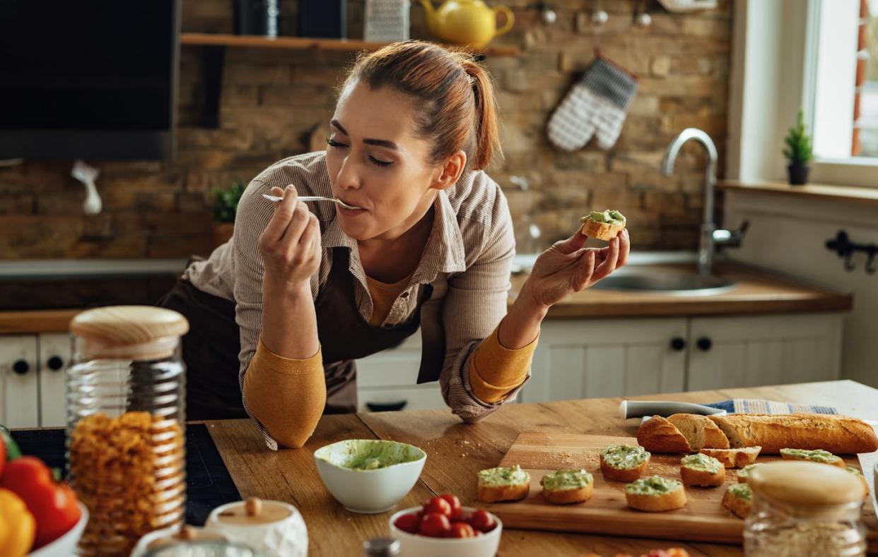 <a href="https://www.shutterstock.com/es/image-photo/smiling-woman-enjoying-taste-healthy-food-1696885648" rel="nofollow noopener" target="_blank" data-ylk="slk:Drazen Zigic / Shutterstock;elm:context_link;itc:0;sec:content-canvas" class="link ">Drazen Zigic / Shutterstock</a>