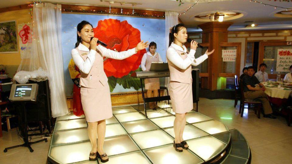 Camareras norcoreanas en un restaurante en China. (BBC)