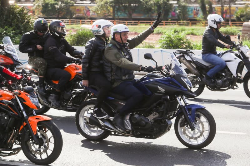 El presidente brasileño, Jair Bolsonaro, lidera un evento con motoqueros en Sao Paulo, Brasil