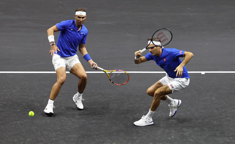 Rafael Nadal y Roger Federer durante el partido de dobles que fue la despedida del tenista suizo de las canchas. (Foto:Julian Finney/Getty Images para Laver Cup)