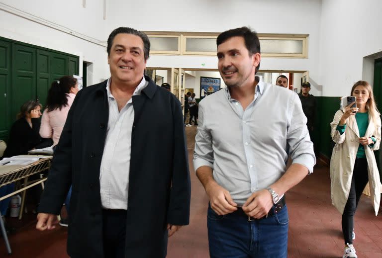 Martín Arjol, candidato a gobernador de Juntos por el Cambio, llegó a votar con en diputado nacional Alfredo Schiavoni