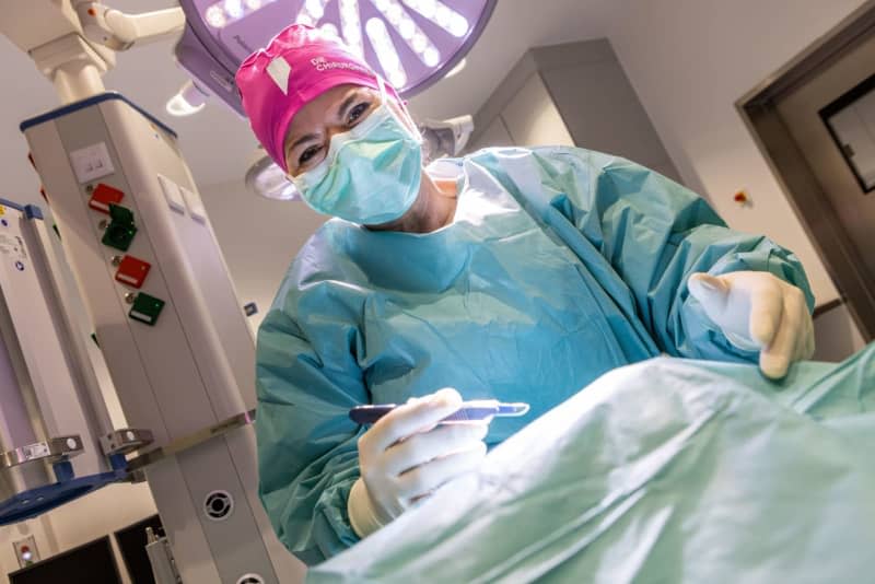 Professor Katja Schlosser at the operating table. Christian Lademann/dpa