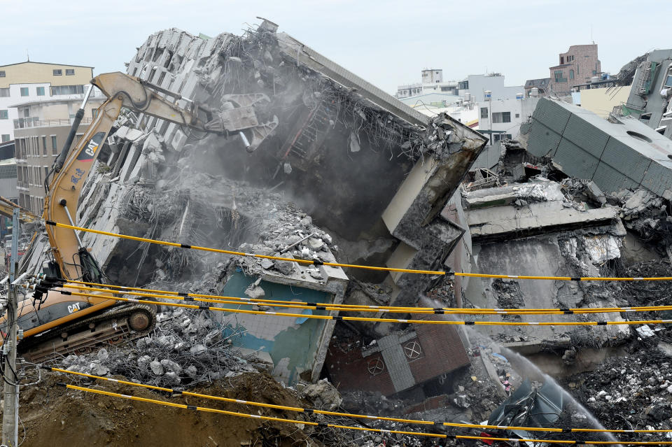 0206台南大地震後復建，當地前蔡姓和劉姓里長協助災民修復事務，卻向施工業者收賄而遭判刑。圖為因這次地震而倒塌的維冠金龍大樓。（資料照／Xinhua/Zhang Guojun via Getty Images）TAINAN, Feb. 10, 2016-- Rescuers dismantle Wei Guan Building, which collapsed during a strong earthquake, in Tainan, southeast China's Taiwan, Feb. 10, 2016. The death toll in the collapse of the Wei Guan building has risen to 44 people.  (Xinhua/Zhang Guojun via Getty Images)