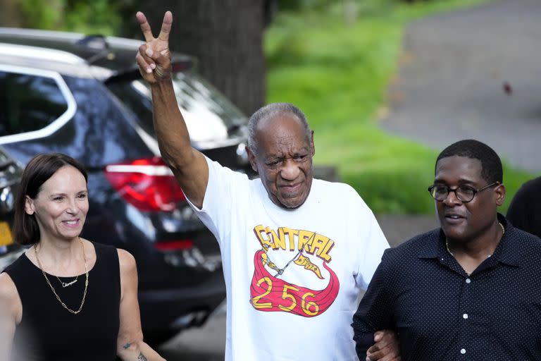 Bill Cosby y su vocero Andrew Wyatt se acercan a los poeriodistas que hacen guardia fuera de la casa del actor, en Elkins Park, Pensilvania, el 30 de junio de 2021