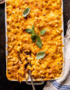 <p>Au pays de l’Oncle Sam, le mac and cheese déjà prêt est une institution ! A base de macaroni ou de coquillettes et d’une sauce béchamel épaisse au fromage, c’est le plat régressif par excellence. Si là-bas, on le trouve facilement en boîte, ici on préférera le préparer soi-même. </p><p><b>Comment faire du mac and cheese à la maison ?</b> On prépare une béchamel à laquelle on ajoute du cheddar râpé. On y intègre des macaroni cuits, puis on verse le tout dans un plat à gratin. On recouvre d’une dernière couche de cheddar râpé, voire de chapelure, et on enfourne 30 min à 180°C.</p><p><b>Les variantes </b>: beaucoup de fromages peuvent être utilisés pour réaliser un mac and cheese addictif – comté, brie, raclette, reblochon – mais on peut aussi agrémenter son gratin avec de l’effiloché de poulet, du pulled pork, du bacon ou encore du chorizo émincé.</p><p>Découvrir <a href="https://www.halfbakedharvest.com/baked-mac-and-cheese/" rel="nofollow noopener" target="_blank" data-ylk="slk:la recette;elm:context_link;itc:0;sec:content-canvas" class="link ">la recette</a></p><br>