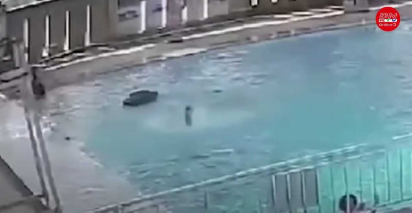 少年在泳池雙手打水掙扎，最後沉入水中溺斃。（圖／翻攝自Youtube／Truyền Hình Đồng Nai）