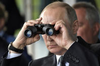 <p>Russian President Vladimir Putin uses a pair of binoculars as he watches a display during the MAKS 2017 air show in Zhukovsky, outside Moscow, Russia July 18, 2017. (Photo: Sputnik/Alexei Nikolsky/Kremlin via Reuters) </p>