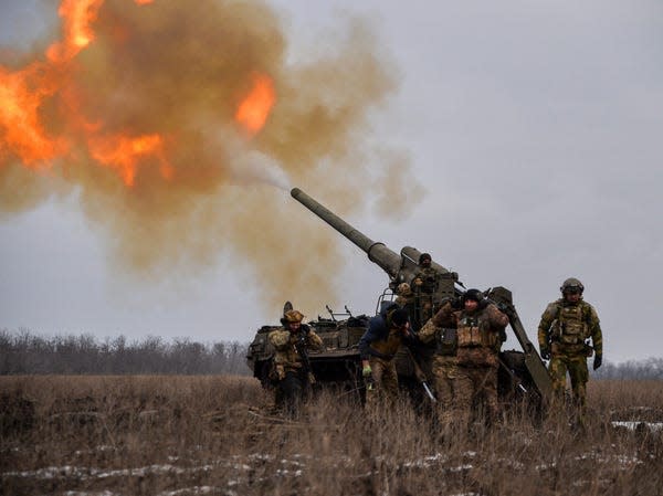 Ukrainische Artillerieeinheiten feuern auf russische Stellungen in Bachmut. - Copyright: Madeleine Kelly/Getty Images