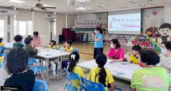 安南醫院社區護理走入校園，邀樂齡長者與國小學童一起做鑰匙扣，透過活動促進世代共融。（記者李嘉祥攝）