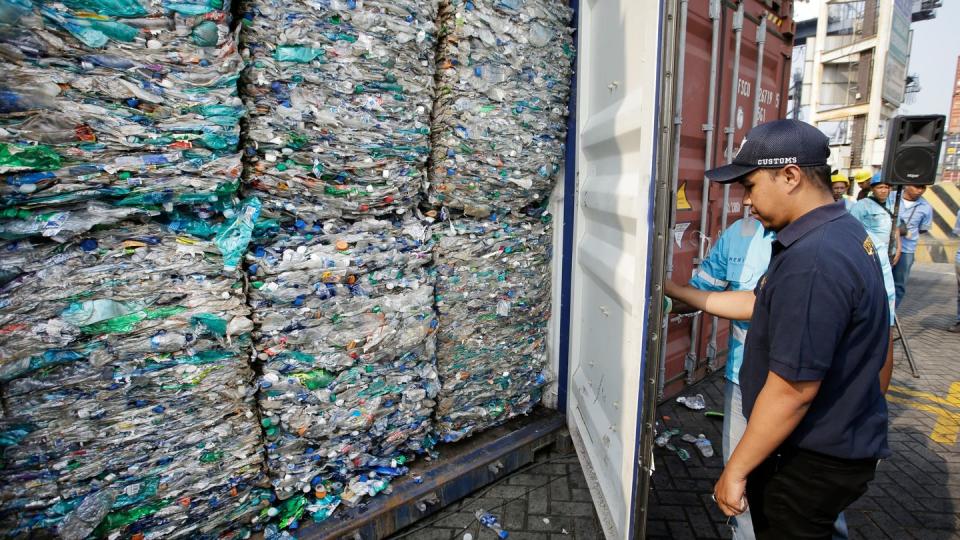 Ein Zollbeamter in Indonesien: Exporte von unsortiertem Plastikmüll aus der Europäischen Union in Entwicklungsländer werden ab 1. Januar verboten.