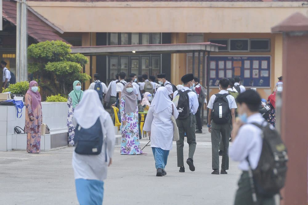 In a statement, Kulai MP Teo Nie Ching pointed out three ‘failures’ done thus far in PN’s management of the reopening of schools during the Covid-19 pandemic, and that the leadership should be held accountable.   — Picture by Miera Zulyana