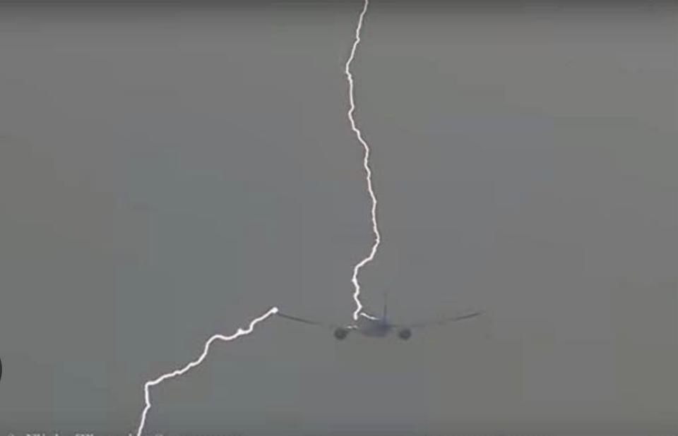 飛機被雷電打到。（圖／翻攝自臉書）