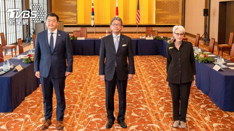 南韓外交部副部長崔鐘建（左）、日本外務省事務次官森健良（中）、美國副國務卿雪蔓（右）今年7月曾於日本進行三邊會談。（圖／達志影像路透社）