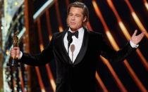 Da ist das Ding! Nach drei erfolglosen Nominierungen erhielt Brad Pitt für seine Nebenrolle in "Once Upon a Time... in Hollywood" den lange ersehnten Oscar als Schauspieler. (Bild: Blaine Ohigashi/A.M.P.A.S.)