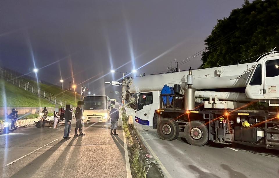 大型吊車不慎撞斷電桿。（圖／翻攝畫面）