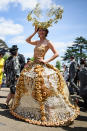 <p>Sin embargo, entre lo más destacado está esta mujer, que no solo lució un sombrero tipo corona de plantas, sino que su vestido parecía llevar cosquillas de pan listas para comer. Foto: Leon Neal/Getty Images </p>