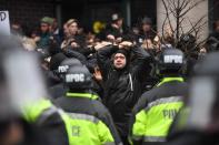 <p>Un grupo de manifestantes rodeados por la policía en Washington. REUTERS/Bryan Woolston </p>