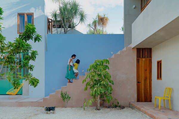 Red- and blue-pigmented cement augments the color palette of the courtyard.