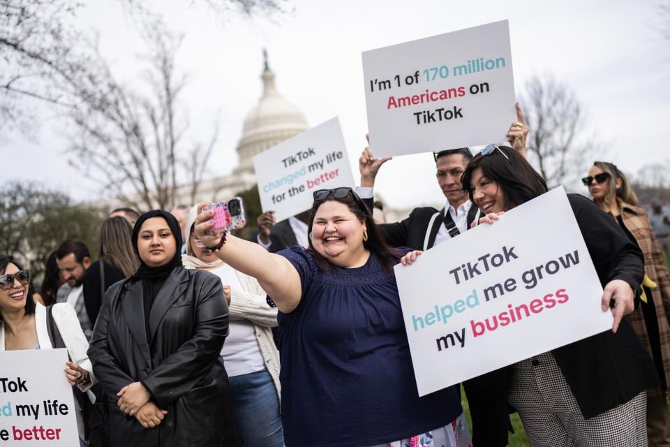 Partidarios de Tik Tok son vistos fuera del Capitolio de EE.UU. antes de que la Cámara aprobara la Ley para Proteger a los Estadounidenses de Aplicaciones Controladas por Adversarios Extranjeros, que podría prohibir TikTok en EE.UU., el miércoles 13 de marzo de 2024. (Tom Williams/CQ-Roll Call, Inc vía Getty Images)