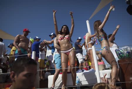 Spring breakers dance at a pool party at a hotel in Cancun March 14, 2015. REUTERS/Victor Ruiz Garcia