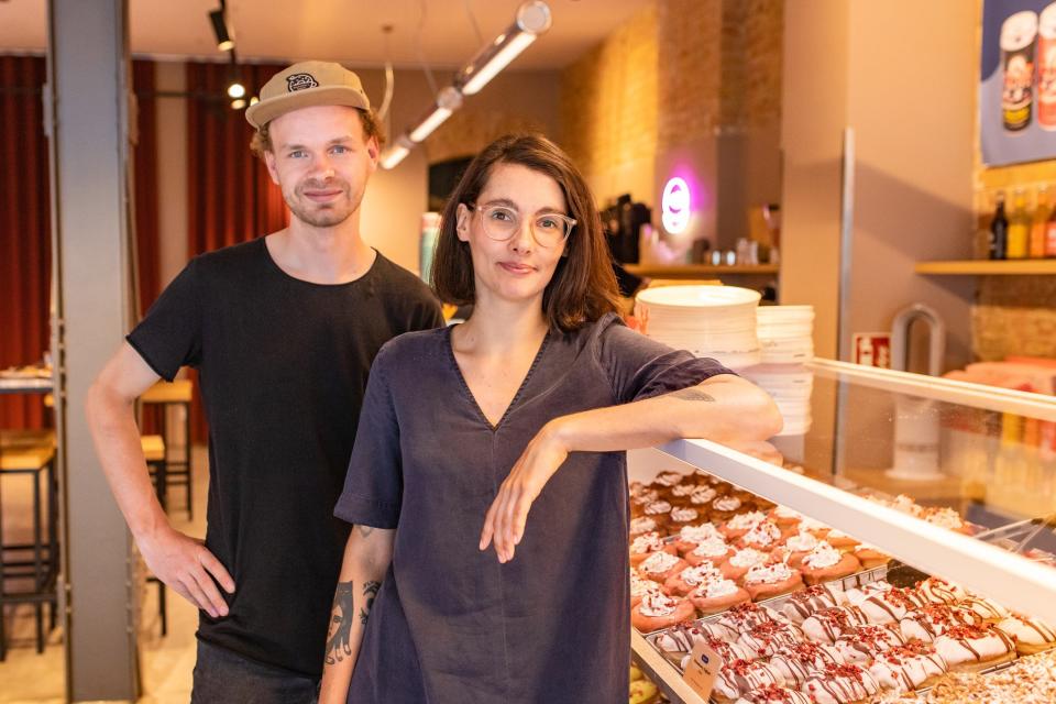 Haben mit ihren veganen Donuts mittlerweile eine eigene Café-Kette aufgebaut: Brammibal's-Gründer Bram van Montfort und Jessica Jeworutzki. - Copyright: Brammibal's Donuts