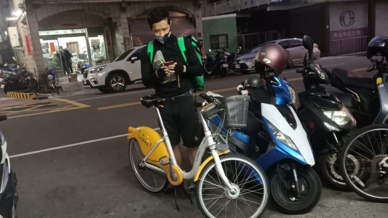 ▲有外送員租UBike跑單，眾人驚嘆神招。（圖／翻攝自臉書社團「外送員的奇聞怪事」）