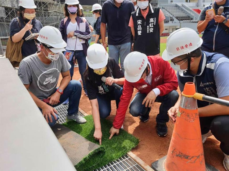 立委6月29日曾會同市府人員了解工程缺失，但其實新竹棒球場尚未完成驗收。（資料照／陳育賢攝）