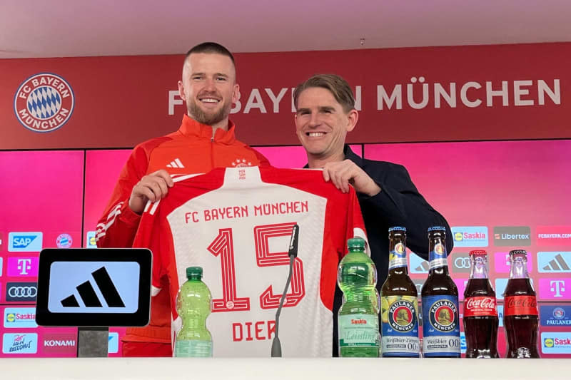 Eric Dier (l) and sports director Christoph Freund pose for pictures during Dier's presentation as a new signing at FC Bayern Munich. FC Bayern has signed the defensive player from Tottenham Hotspur. Christian Kunz/dpa