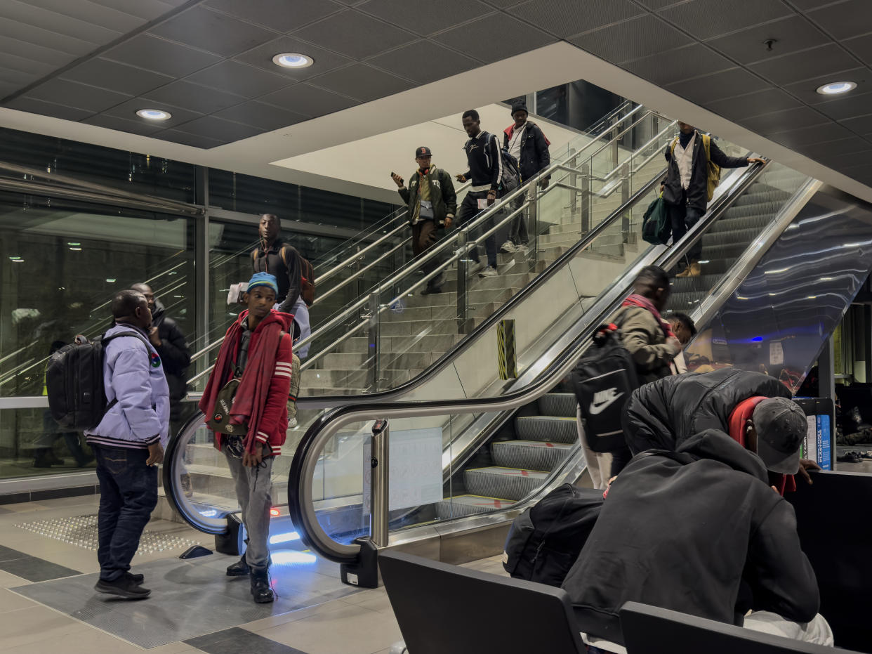 Un grupo de migrantes africanos en el aeropuerto El Dorado en Bogotá, Colombia. (Federico Rios/The New York Times)