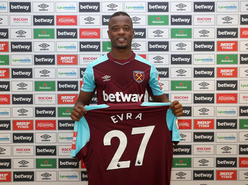 Francés Evra llega al West Ham, es nuevo compañero de “Chicharito”