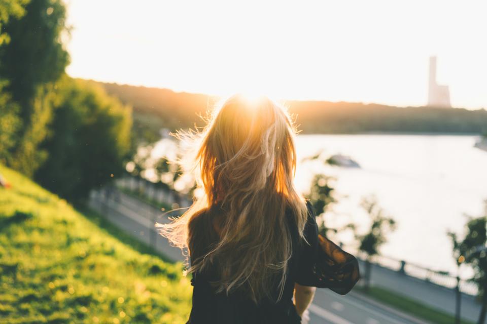 ▼21歲女子艾莉莎擁有一頭長髮。（示意圖／翻攝自unsplash）