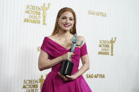 Jessica Chastain, con el premio de mejor actriz en una serie limitada o película hecha para TV "George and Tammy" posa en la sala de prensa de la 29a anual del Sindicato de Actores de la Pantalla el 26 de febrero de 2023, en el Fairmont Century Plaza en Los Angeles. (Foto Jordan Strauss/Invision/AP)