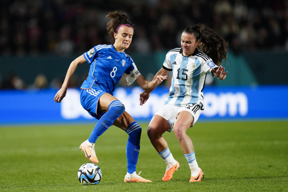 Italy's Barbara Bonansea, left, and Argentina's Florencia Bonsegundo vie for the ball during the Women's World Cup Group G soccer match between Italy and Argentina at Eden Park in Auckland, New Zealand, Monday, July 24, 2023. (AP Photo/Abbie Parr)