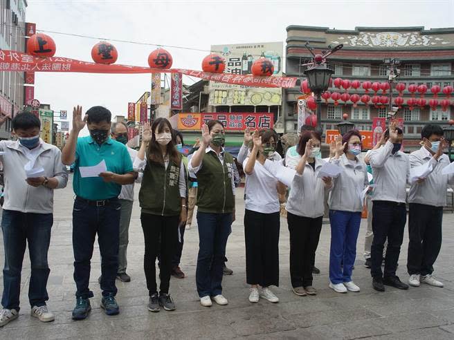 雲林縣議員顏旭懋涉毒品案，民進黨雲林海線政治人物宣誓反毒拒黑金。（張朝欣攝）