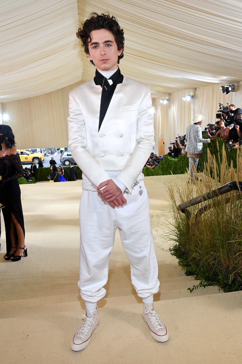 <p>Timothée Chalamet a fait dans la sobriété avec un costume blanc associé à une paire de Converse. (Photo by Kevin Mazur/MG21/Getty Images For The Met Museum/Vogue)</p> 