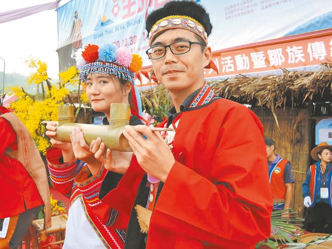 嘉縣鄒族新人共飲「同心酒」。（張毓翎攝）