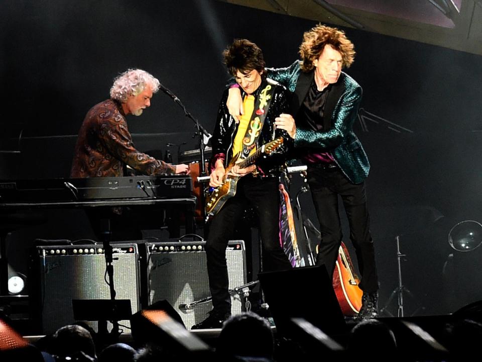 Rodando con los Stones: Leavell, Ronnie Wood y Mick Jagger en el escenario de Nashville en 2015 (Rick Diamond/Getty Images)