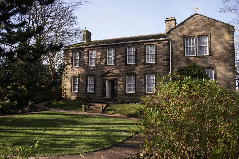 La casa donde vivieron y trabajaron las hermanas Brontë es un punto turístico en el pueblo de Haworth, en Yorkshire.  (Oli Scarff/AFP vía Getty Images)